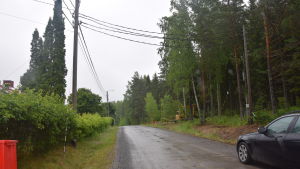 Arbetena med att ta bort jordkablarna kan störa trafiken, säger nätverkschef Henrik Suomi, men han tycker att fördelen är att luftkablarna försvinner. Kablar i luften längs en väg i Pojo. De ska tas bort och i stället sätts jordkablar.