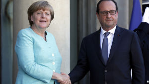 Tysklands förbundskansler Angela Merkel och Franksrikes president François Hollande skakar hand på krismötet om Grekland.