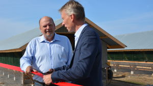 Sten Bertula invigde rävhotellet tillsammans med Kenneth Ingman från Finlands pälsdjursuppfödare. Sten Bertula och Kenneth Ingman inviger rävhotellet i Munsala genom att klippa bandet.