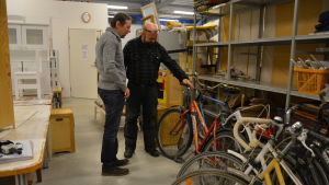 Robin Savonius och Piotr Sadwinski håller i trådarna på Ekocenter. återvinningscentralen Ekocenter i dalsbruk
