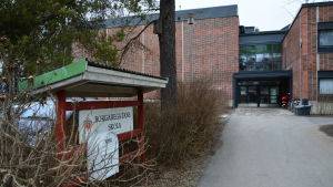 Hade Vasa inte stängt skolorna igen hade tiotals familjer haft ungdomar i karantän just nu, säger Kaukoranta. Arkivbild. Borgaregatans skola i Vasa.