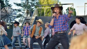 Publiken blev vild när Alfons Grönqvist lade i cowboyväxeln och stal showen i mitten av föreställningen. Premiären på raseborgs sommarteater 29 juni. Alfons Grönqvist.