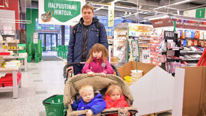 Barnfamiljer kan tjäna hundratals euro per år, tack vare prissänkningarna. Barnfamilj handlar