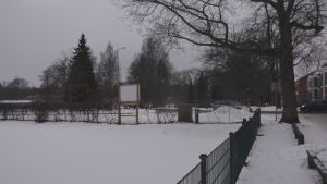 Här i hörnet av planens västra kortsida planeras en läktare för hemmalagets supportrar. Hörnet av Centrumplanens västra kortsida. Här planeras en ny läktare.