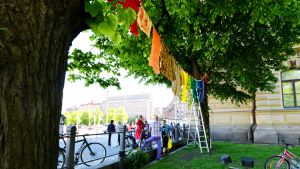 Tvätt för människors lika värde hänger på Ateneums gård i Helsingfors. Tvätt hänger på Ateneums gård