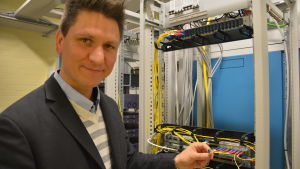Christian Lindroos har lagt märke till att användningen av nättjänster vuxit kraftigt i Kimitoöns kommun under pandemin. Vd Chistian Lindroos håller i en fiberkabel.