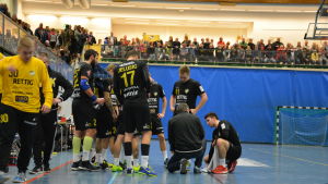 ÅIFK öppnade poängkontot i säsongens fjärde match. Serienykomlingen Hicken är kvar på noll. ÅIFK under timeout, hösten 2016.