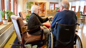 Invånarna rör sig mera i korridorerna eftersom rummen är så små. Iris Gröndahl talar med Joachim Heidenreich.