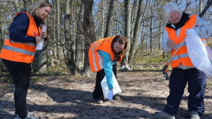 Mikaela Eriksson, Pamela Wikström och Eliina Rantakalli hittade mycket skräp på Saro simstrand. Mikaela Eriksson, Pamela Wikström och Eliina Rantakallio plockar skräp på Saro simstrand.