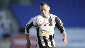Jesper Engström har varit given i VPS backlinje flera säsonger. Jesper Engström med bollen