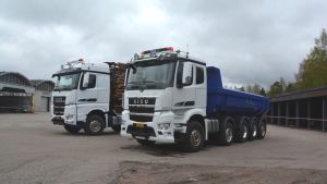 Nya, uppdaterade Sisu Polar lastbilar. Nya uppdaterade Sisu Polar lastbilar, till vänster Sisu Timber och till höger Sisu Rock.