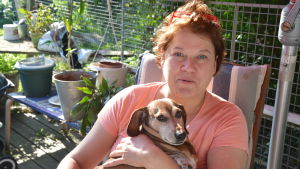 Heidi Rosqvist med Pepi i famnen. Hon har sett mycket genom åren. Heidi Rosqvist med dvärgtaxen Pepi.