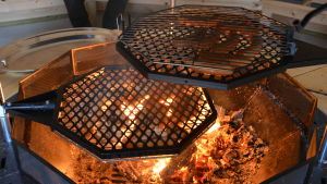 En grillkåta efterlyses. Lax och korv grillas över öppen eld i grillkåtan i Västerby friluftscentrum.