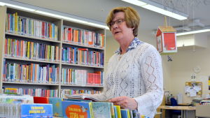Bibliotekarie Gunnel Paakkarinen hjälper deltagarna med allt möjligt. Bibliotekarie Gunnel Paakkarinen i Tessjö.