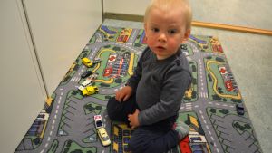 Jenni Antilas son Kristo blev förtjust i bilarna och bilmattan på familjerådgivningen. Lilla Antilas pojken.