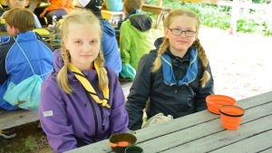 Saga Hammarberg från Koffan och Frida Balthasar från Åbo Vildar Flickor på scoutläger