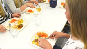 Arkea lagar redna nu bland annat skolmaten i Åbo. Elever som äter skolmat från engångstallrikar.