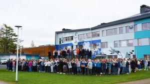 eleverna vid nickby hjärta fotograferas vid invigningen av skolan 07.10.16