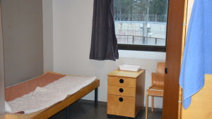 Cell i Vanda fängelse. Genom fönstret ser man fängelsemuren och taggtråd. Cell i Vanda fängelse. Genom fönstret ser man fängelsemuren med taggtråd.