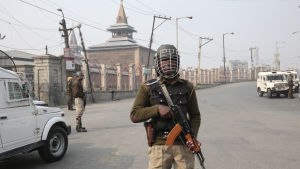 Indien har infört nattligt utegångsförbud i Kashmirs huvudstad Srinagar på grund av omfattande protester mot säkerhetsstyrkor i landets enda delstat med muslimsk majoritet Indien har infört nattligt utegångsförbud i Kashmirs huvudstad Srinagar på grund av omfattande protester mot säkerhetsstyrkor i landets enda delstat med muslimsk majoritet