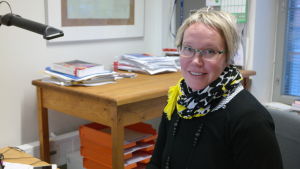 Biträdande professorn Salla Tuori talar för en helt ny struktur för armén. Biträdande professor Salla Tuori i sitt arbetsrum på Åbo Akademi
