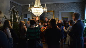 Trängsel kring de nominerade i Runebergshemmets salong. Trängsel i salongen i Runebergs hem efter att de nominerade till Runebergspriset 2016 tillkännagetts.