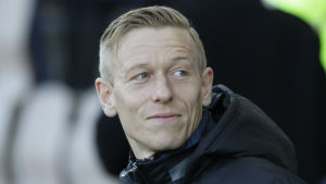 Mikael Forssell har blivit förmögen under sin fotbollskarriär. Mikael Forssell på bänken, HJK 2016.