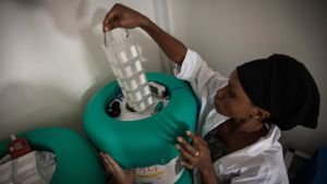 WHO lanserade på onsdagen ett nytt ebolavaccin i Kongo. Vaccinet testades med stor framgång under ebolaepidemin som började i Västafrika år 2014 Ebolavaccinet förvaras i kylbehållare.