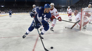 Leo Komarov inledde Torontos målkavalkad. Komarov med pucken bakom Detroits mål.