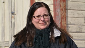 Det är lugnt och skönt att bo i Mörskom, anser Linda Antman. Här finns lugnet som de flesta av oss behöver. Personporträtt på en leende Linda Antman