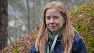 Heidi Lyytikäinen trivs i skogen. Heidi Lyytikäinen sitter på en mossbeklädd sten