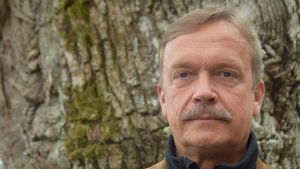 Torbjörn Ekholm är orolig över att tomter kan vara nedskräpade en lång tid utan att något händer. En man med mustasch. Han heter Torbjörn Ekholm.