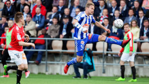 Hjk - bäst i Helsingfors Akseli Pelvas sträcker sig efter bollen