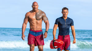 Mitch (Dwayne Johnson) och Matt (Zac Efron) går inte ihop. Mitch (Dawyne Johnson) och Matt (Zac Efron) går på stranden.