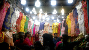 Pakistanska kvinnor handlar kläder inför id al-fitr i Karachi. Pakistanska kvinnor handlar kläder i en butik fylld av färgglada kläder inför id al-fitr i Karachi.