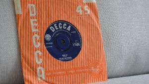 Sjutumssingeln på bilden är den första singel som Rolling Stones någonsin släppte år 1963. Det är det första trycket, och innehåller en cover av Chuck Berrys låt "Come on". Sjutumssingeln på bilden är den första singel som Rolling Stones någonsin släppte år 1963. Det är det första trycket, och innehåller en cover av Chuck Berrys låt "Come on".