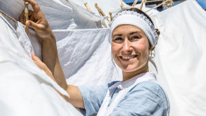 Rosalinde Mynster som pigan Fie i den andra säsongen av Badhotellet. Rosalinde Mynster som pigan Fie i den andra säsongen av Badhotellet.