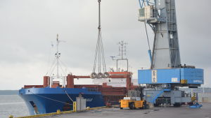 Handelshinder kan ställa till det för exporten. SSAB:s hamn i Lappvik stängs. Fartyget Altamar är det sista som lastas.
