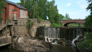 Att stänga vattenkraftverket med bristfälliga lov är inget problem, men att riva dammen kräver noggranna konsekvensbedömningar. Gammelstadsforsen i Helsingfors, nära Vanda ås mynning.