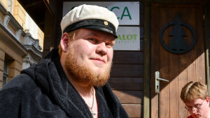 Antti Pollari nybadad efter ett varv i den mobila bastun. Bastubad mitt i stan.