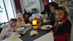 Halloween kan firas utan ofog också. Halloweenfest på Braheskolans eftis i Åbo.