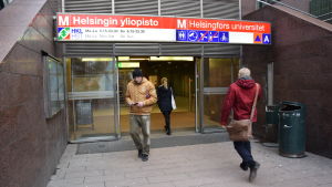 En av punkterna där tjänsterna under jorden kommer att utvecklas är vid Helsingfors universitets metrostation. Ingången till Helsingfors universitets metrostation.