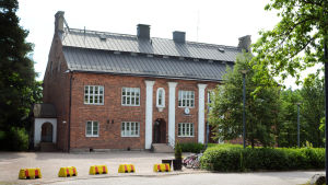 Barnen i Bemböle skola ska i framtiden gå i Lagstad i Esbo centrum - enligt förslaget. Bemböle skola i Esbo den 3 juni 2016