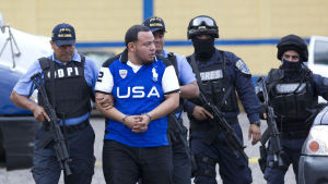 En tredjedel av över 900 äldre polisofficerare avskedas i Honduras för sina kontakter till narkotikagäng. Här utlämnas affärsmannen Sixto Obed Argueta till USA för att ställas inför rätta för narkotikabrott En tredjedel av över 900 äldre polisofficerare avskedas i Honduras för sina kontakter till narkpotigäng. Här utlämnas affärsmannen Sixto Obed Argueta till USA för att ställas inför rätta för narkotikabrott