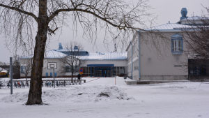 Det är inte meningen att skoleleverna ska lämna skolområdet under skoltid. Det finns ändå inget stängsel runt gården som skulle förhindra att eleverna lämnar platsen. linnanjoen koulu