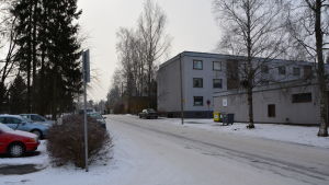 Getbrovägen. Polisen spärrade av det här huset på Getbrovägen i Jakobstad. Polisen hittade kroppsdelar tillhörande en man född 1965.
