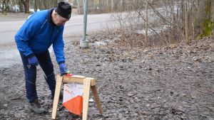 Tryggve Pihl stämplar och börjar sin tre kilometer långa runda. Trygve Pihl har orienterat i 70 år