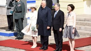 Norges kung Harald V och Sonja av Norge poserar i Helsingfors tillsammans med president Niinistö och Jenni Haukio. Från vänster: Drottning Sonja av Norge, kung Harald V av Norge, president Sauli Niinistö, fru Jenni Haukio.
