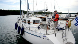Hannele och Markku Manninen har varit ute och seglat i skärgården i tre veckor. De säger att gästhamnspriserna varierat mycket under resan mellan Esbo och Nagu. Hannele och Markku Manninen tankar sin motorseglare i Porkala gästhamn.