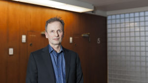- Det är en grundläggande rättighet att demonstrera, säger Kimmo Nuotio, professor i straffrätt vid Helsingfors universitet. Kimmo Nuotio Helsingin yliopistolla 29.12.2016